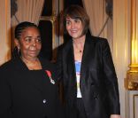 Cesaria Evora lors de sa remise de la légion d'honneur en 2009 par la ministre Christine Albanel.