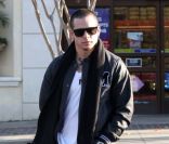 Casper Smart, compagnon de Jennifer Lopez, l'accompagne faire du shopping dans une bijouterie à Calabasas en Californie le 18 décembre 2011