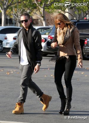La lookée Jennifer Lopez fait du shopping dans une bijouterie avec son compagnon Casper Smart à Calabasas en Californie le 18 décembre 2011