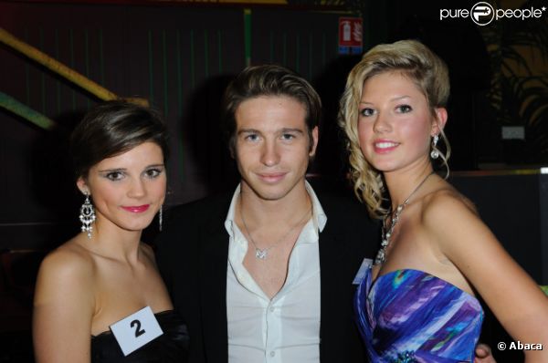 Mickaël Vendetta et de charmantes demoiselles lors de l'élection de Miss Nationale 2012 à Pau Brasil à Paris, le 18 décembre 2011