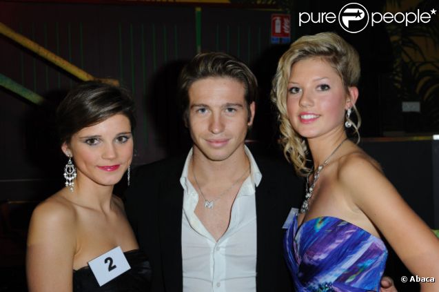 Mickaël Vendetta et de charmantes demoiselles lors de l'élection de Miss Nationale 2012 à Pau Brasil à Paris, le 18 décembre 2011