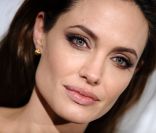 Sa peau est lisse, son teint de poupée de porcelaine met en valeur ses grands yeux bleus, Angelina Jolie a l\'une des peaux les plus parfaites d\'Hollywood.<br />