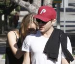 Ryan Phillippe et sa nouvelle petite amie vont prendre un petit-déjeuner dans le quartier de West Hollywood le 22 décembre 2011 à Los Angeles