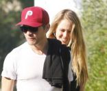 Ryan Phillippe et sa nouvelle petite amie vont prendre un petit-déjeuner dans le quartier de West Hollywood le 22 décembre 2011 à Los Angeles