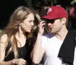 Ryan Phillippe et sa nouvelle petite amie tentent d\'éviter les photographes alors qu\'ils vont prendre un petit-déjeuner dans le quartier de West Hollywood le 22 décembre 2011 à Los Angeles