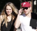 Ryan Phillippe et sa nouvelle petite amie vont prendre un petit-déjeuner dans le quartier de West Hollywood le 22 décembre 2011 à Los Angeles