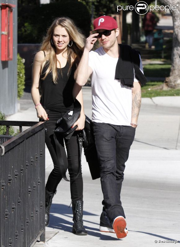 Ryan Phillippe et sa nouvelle petite amie vont prendre un petit-déjeuner dans le quartier de West Hollywood le 22 décembre 2011 à Los Angeles