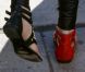Kat Von D et ses sandales cloutées de couleur différente à Los Angeles, le 26 décembre 2011.