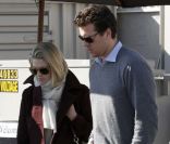 Ali Larter et son mari Hayes MacArthur main dans la main à Los Angeles, le 27 décembre 2011