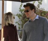 Ali Larter et son mari Hayes MacArthur discutent à Los Angeles, le 27 décembre 2011