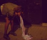 Rihanna, indisposée, dans le lcip de We Found Love, octobre 2011.