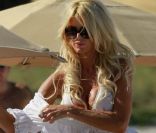 Victoria Silvstedt quitte la plage de Miami, le 30 décembre 2011 