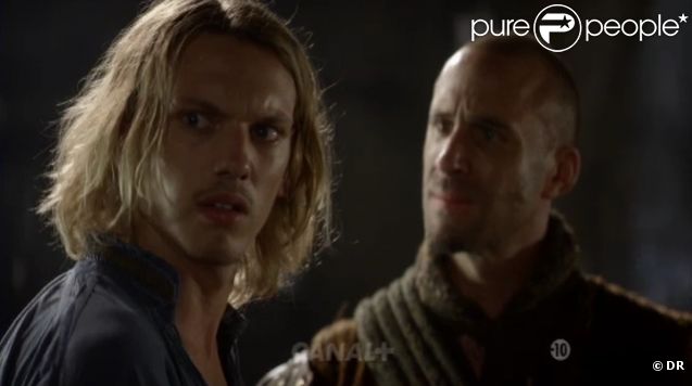 Jamie Campbell Bower et Joseph Fiennes héros de la série Camelot