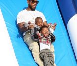 Usher et ses enfants en octobre 2010