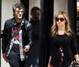 Ashley Tisdale et Martin Johnson à l'aéroport de Los Angeles, le 2 janvier 2011.