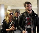 Ashley Tisdale et Martin Johnson quittent l\'aéroport de Los Angeles, le 2 janvier 2011.