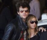 Martin Johnson et Ashley Tisdale ont passé la nuit du 31 ensemble à New York. Les voici de retour à Los Angeles, le 2 janvier 2011.<br />