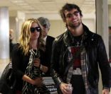 Ashley Tisdale et le leader du groupe <em>Boys Like Girls</em> Martin Johnson sont de retour à Los Angeles, le 2 janvier 2011.