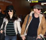 Les amoureux Daniel Craig et Rachel Weisz arrivant à l'aéroport de Roissy Charles-de-Gaulle le 3 janvier 2011