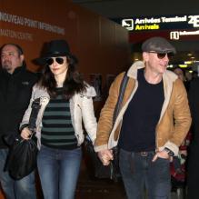 Les amoureux Daniel Craig et Rachel Weisz arrivant à l'aéroport de Roissy Charles-de-Gaulle le 3 janvier 2011
