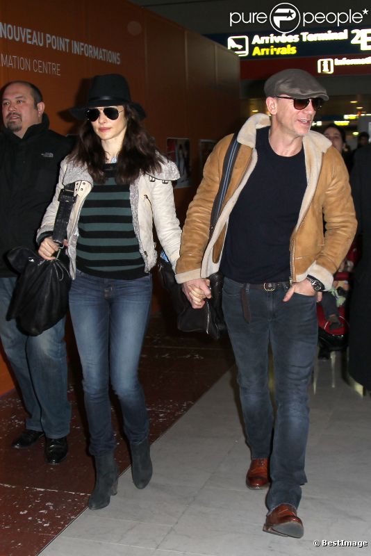 Les amoureux Daniel Craig et Rachel Weisz arrivant à l'aéroport de Roissy Charles-de-Gaulle le 3 janvier 2011