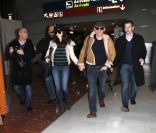 Daniel Craig et Rachel Weisz, couple marié et décontracté, arrivant à l'aéroport de Roissy Charles-de-Gaulle le 3 janvier 2011