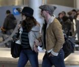 Daniel Craig et Rachel Weisz arrivant à l'aéroport de Roissy Charles-de-Gaulle le 3 janvier 2011