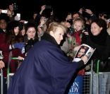 Meryl Streep, avec les fans, lors de l\'avant-première du film La Dame de fer le 4 janvier 2012 à Londres