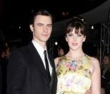 Harry Lloyd et Alexandra Roach lors de l\'avant-première du film La Dame de fer le 4 janvier 2012 à Londres