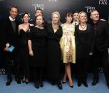 Meryl Streep, entourée de l\'équipe de film, lors de l\'avant-première du film La Dame de fer le 4 janvier 2012 à Londres