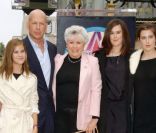 Les filles de Bruce Willis, avec leur père et leur grand-mère à Hollywood en octobre 2006<br />