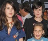 Les filles de Bruce Willis et Demi Moore, Scout, Rumer et Tallulah, en 2005 lors de l\'avant-première des Seigneurs de Dogtown<br />