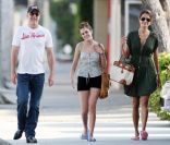 Tallulah avec son père Bruce Willis et sa belle-mère Emma Heming en 2009 à Los Angeles<br />