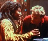 Whoopi Goldberg et Patrick Swayze dans Ghost. 