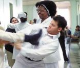 Whoopi Goldberg et Angelina Jolie dans Une vie volée. 