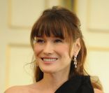 Carla Bruni-Sarkozy répond aux allégations de Marianne contre sa fondation