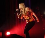 Hélène Rollès chante sur la scène de l\'Olympia, le vendredi 6 janvier 2012.