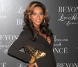 Beyoncé Knowles, dans une sublime robe noire brodée d\'or, le 20 novembre 2011 : sa dernière apparition publique avant l\'accouchement<br />
