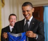 Barack Obama au milieu de l'équipe des Mavericks de Dallas le 9 janvier 2012 à la Maison Blanche à Washington