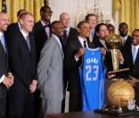 Barack Obama au milieu de l\'équipe des Mavericks de Dallas le 9 janvier 2012 à la Maison Blanche à Washington