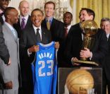 Barack Obama au milieu de l\'équipe des Mavericks de Dallas le 9 janvier 2012 à la Maison Blanche à Washington