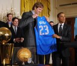 Barack Obama reçoit un maillot à son nom de Dirk Nowitzki des Mavericks de Dallas, le 9 janvier 2012, à la Maison Blanche, à Washington