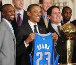 Jason Terry, Barack Obama et Marc Cuban au milieu de l'équipe des Mavericks de Dallas le 9 janvier 2012 à la Maison Blanche à Washington