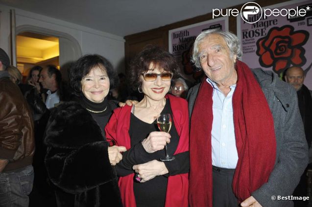 Judith Magre entourée de Marie-José Nat et son époux lors de la générale de la pièce  Rose , à  La Pépinière Théâtre , le 10 janvier 2012.