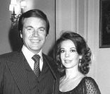 Natalie Wood et son mari Robert Wagner posent lors d'une soirée parisienne en novembre 1978.