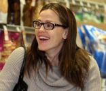 Jennifer Garner, très enceinte et tout sourire, fait ses courses à Los Angeles, le 11 janvier 2012