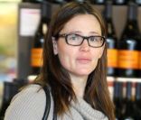 Jennifer Garner, très enceinte, fait ses courses et remarque les paparazzis. Los Angeles, le 11 janvier 2012