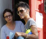 Halle Berry récupère sa petite Nahla à la sortie de l\'école, le vendredi 13 janvier 2012.