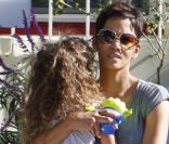 Halle Berry récupère sa petite Nahla à la sortie de l\'école, le vendredi 13 janvier 2012.