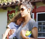 Halle Berry récupère sa petite Nahla à la sortie de l\'école, le vendredi 13 janvier 2012.